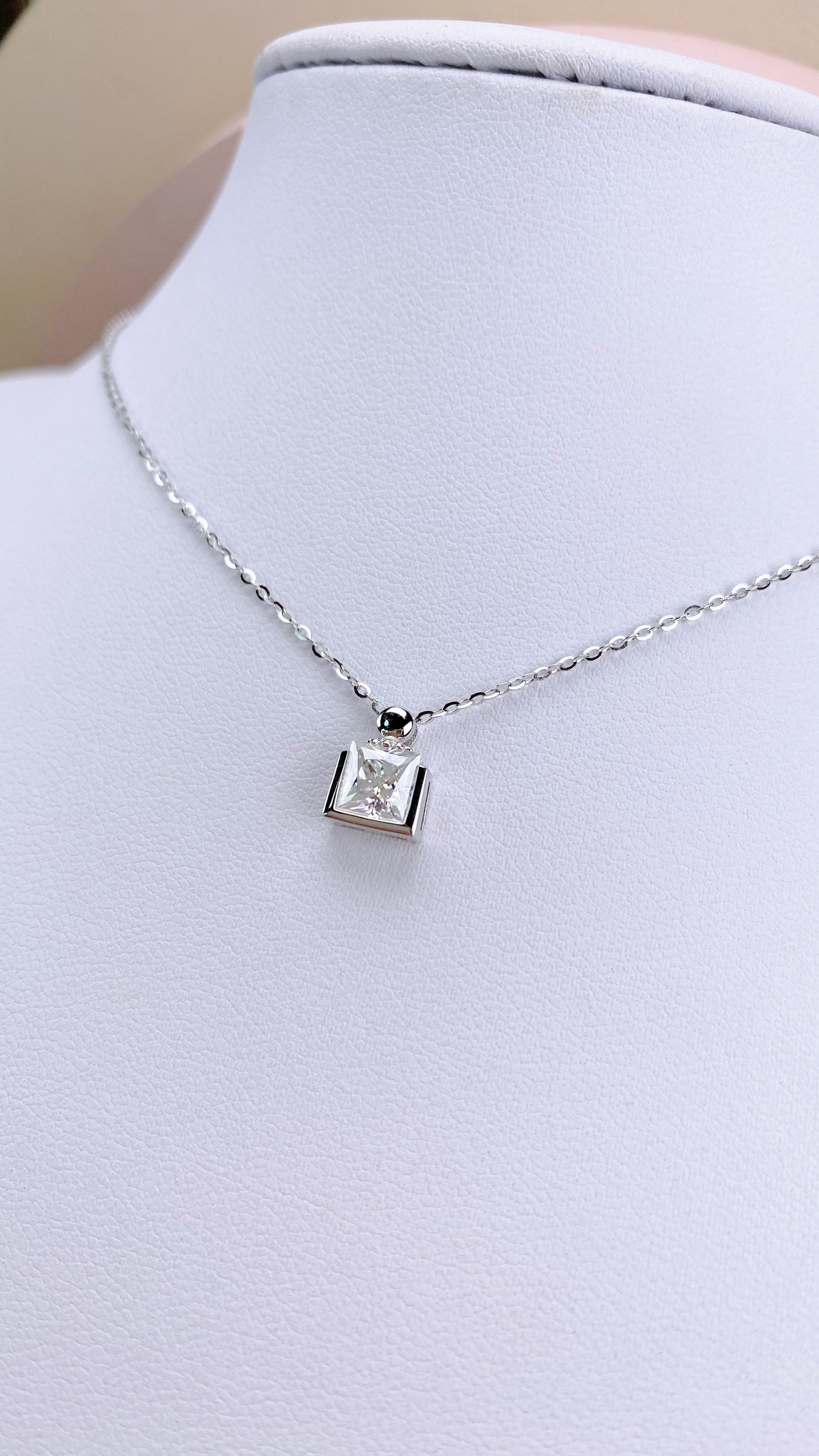 Necklace: 1 Carat | Colourless | Princess Bezel