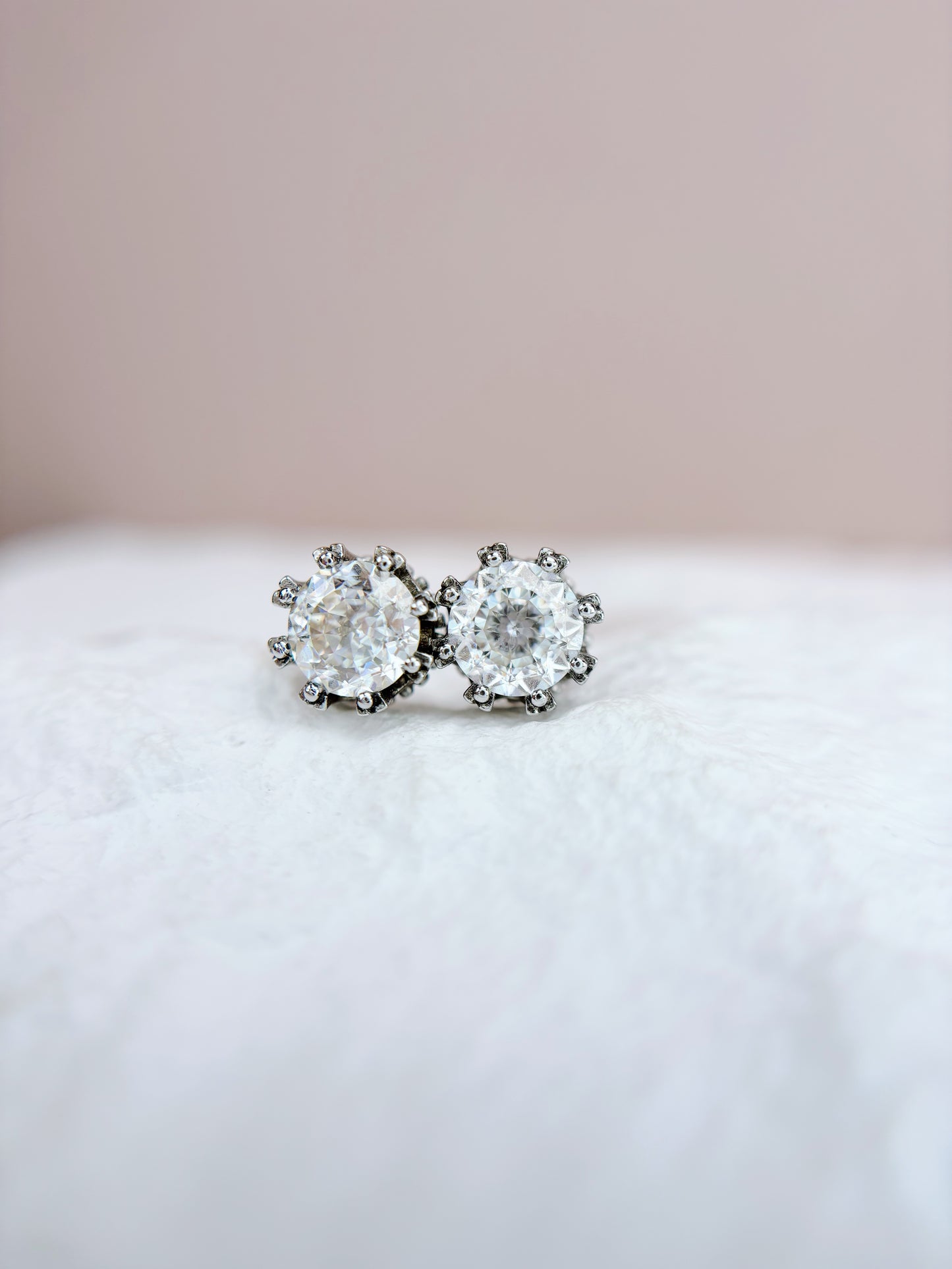 Earrings | 1 Carat | Colourless Round Fancy Cut