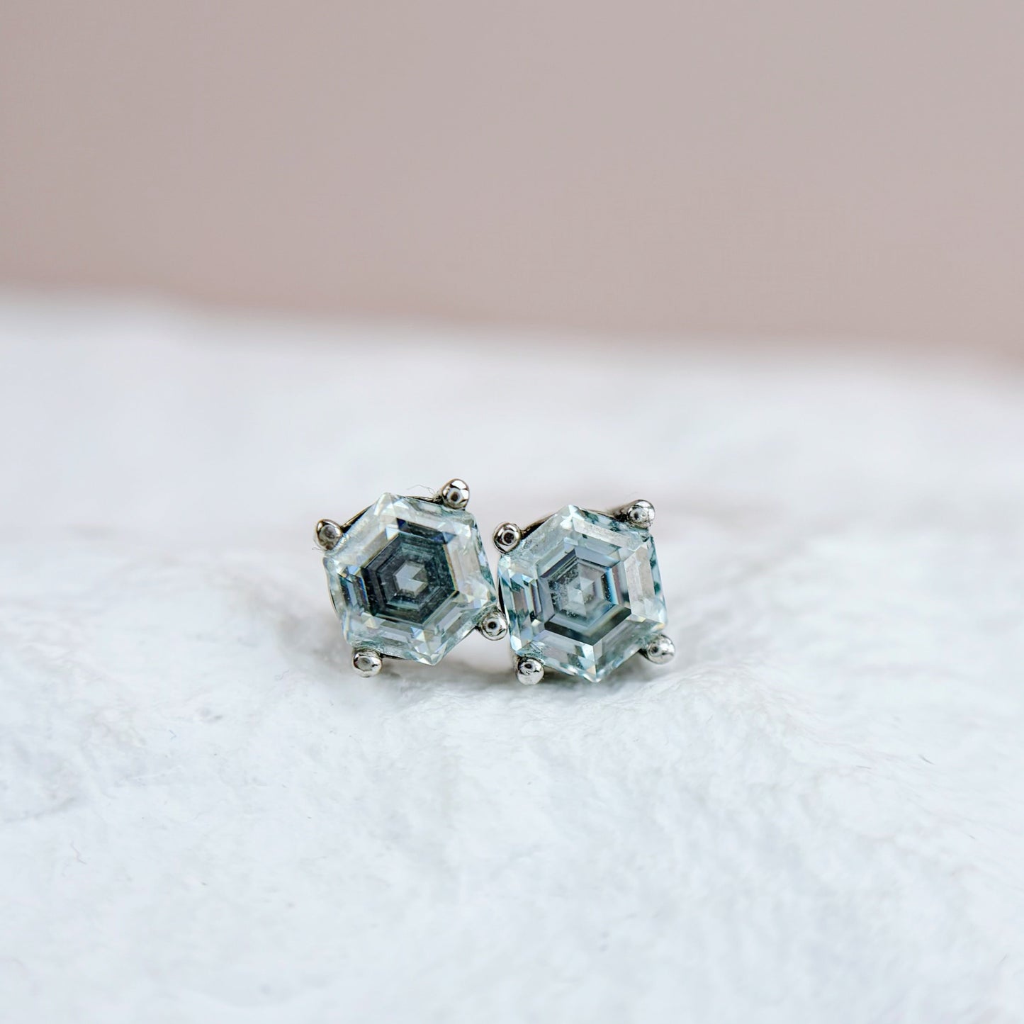 Earrings | 1 Carat | Hexagon Grey