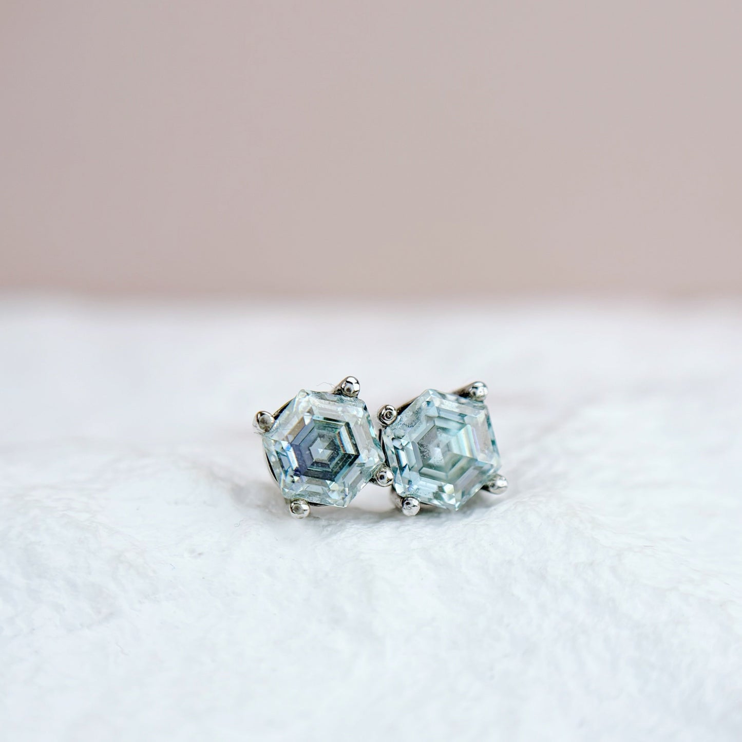 Earrings | 1 Carat | Hexagon Grey