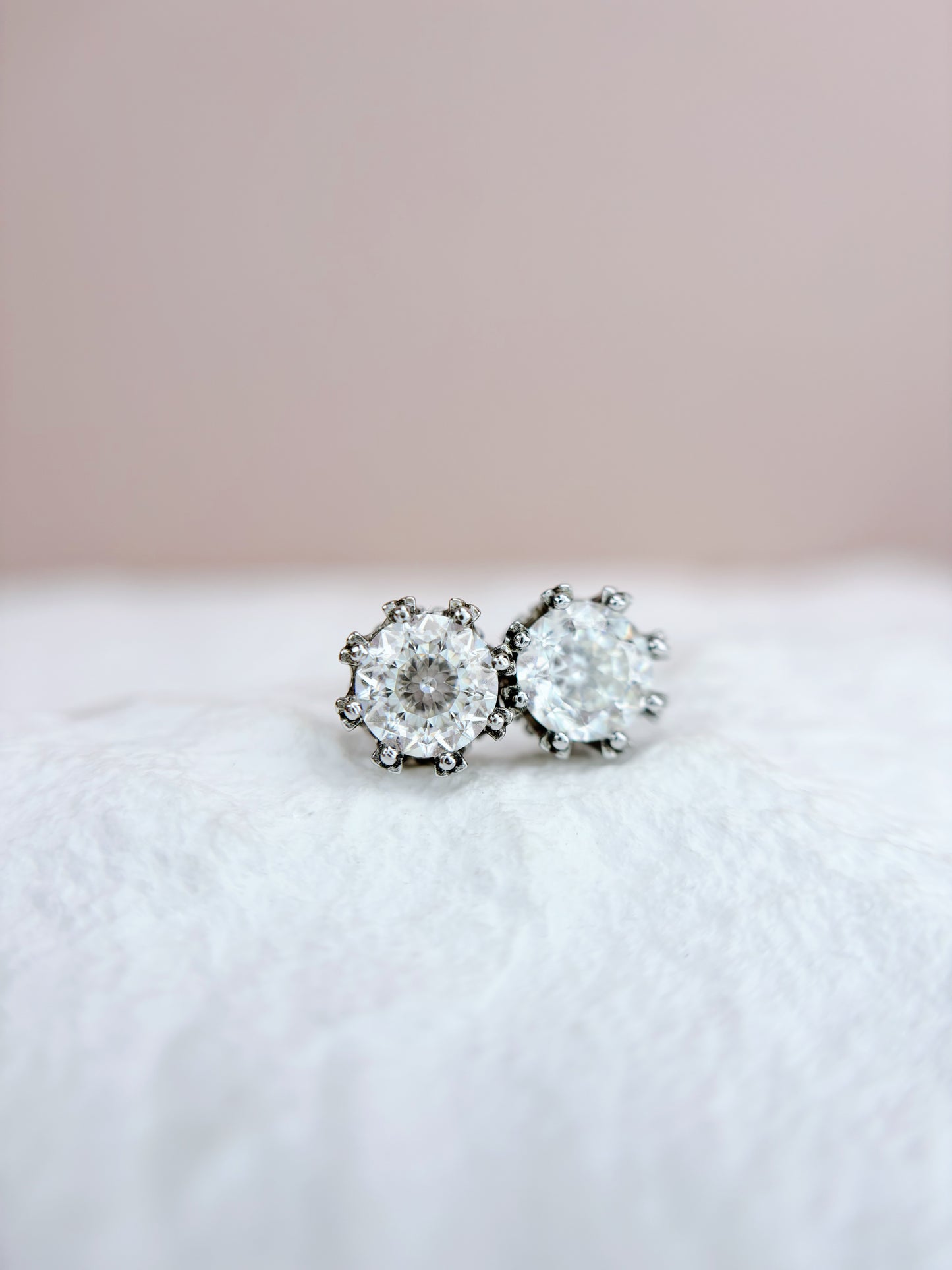 Earrings | 1 Carat | Colourless Round Fancy Cut