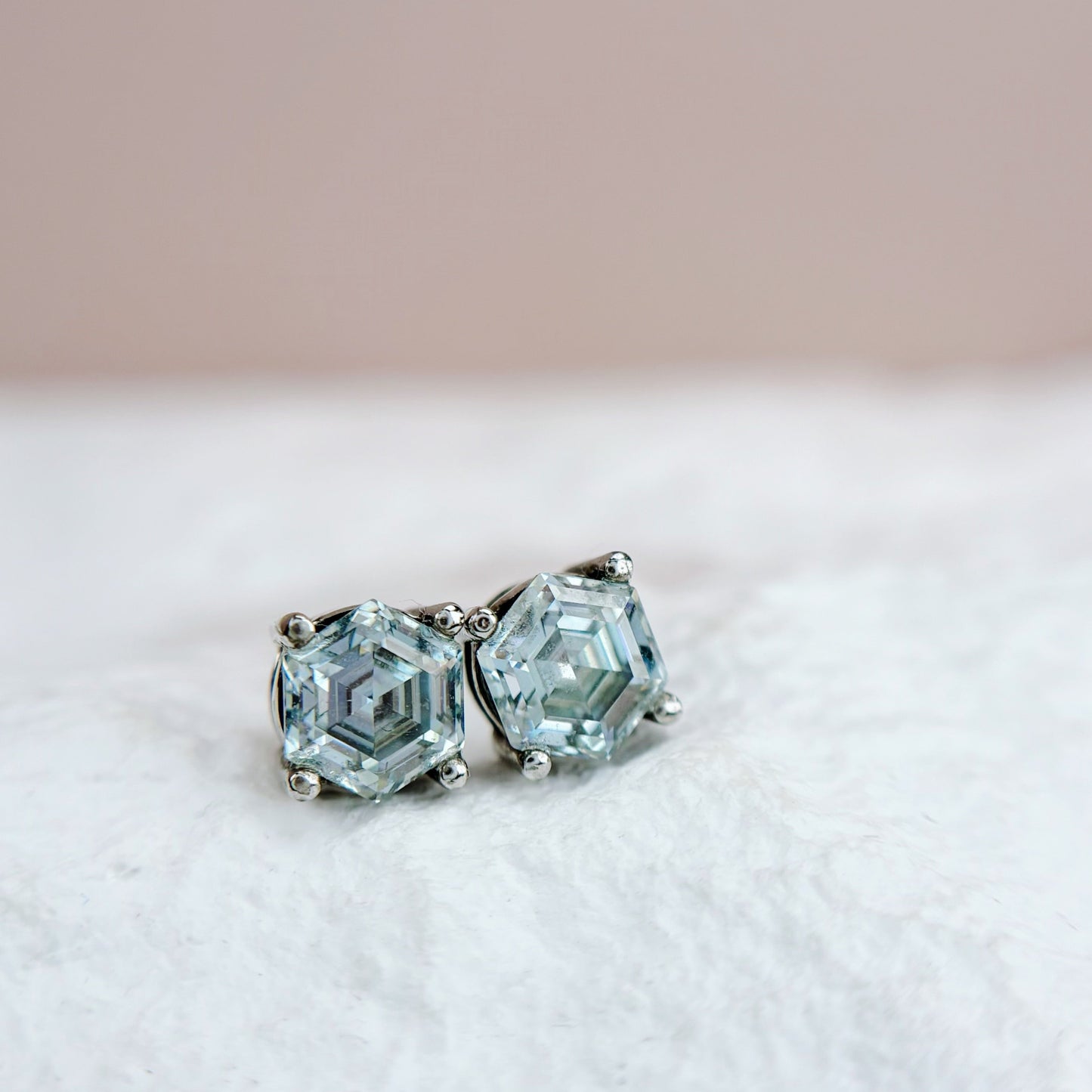 Earrings | 1 Carat | Hexagon Grey