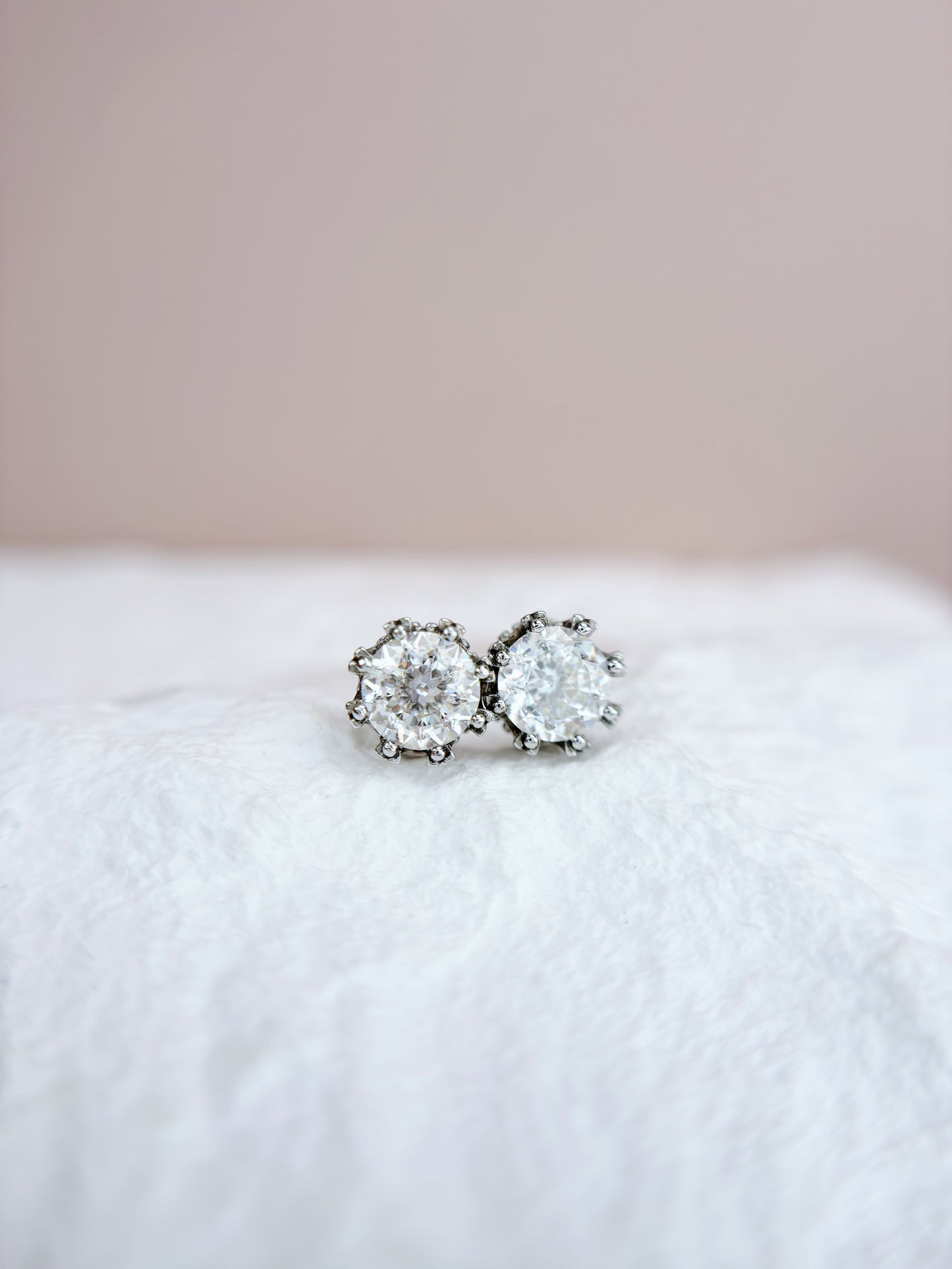 Earrings | 1 Carat | Colourless Round Fancy Cut