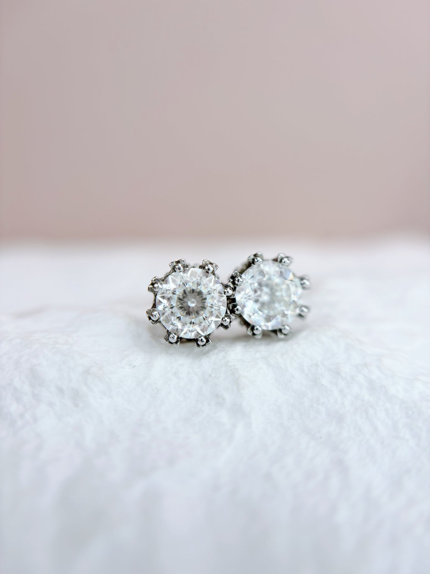 Earrings | 1 Carat | Colourless Round Fancy Cut