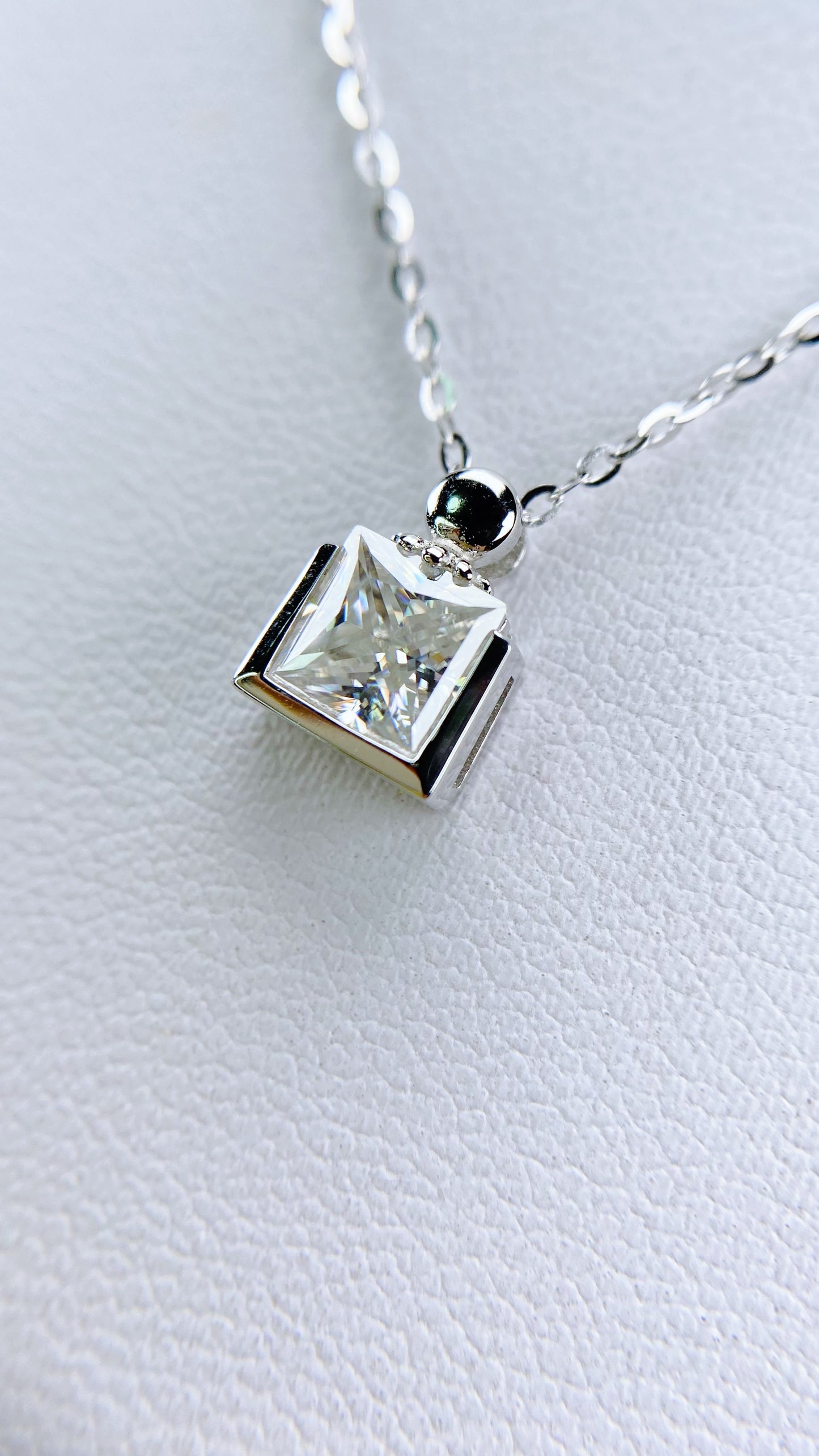 Necklace: 1 Carat | Colourless | Princess Bezel