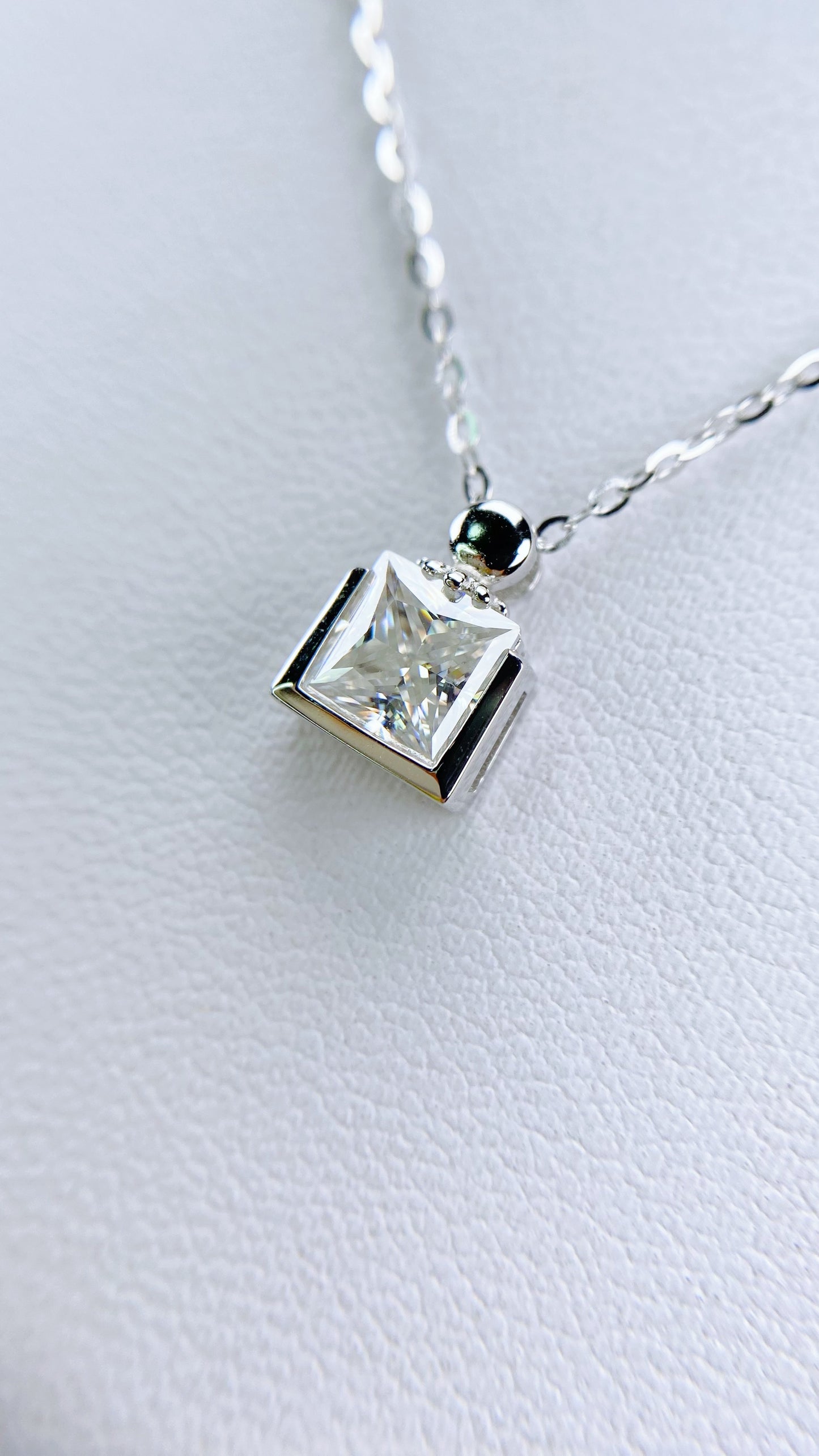 Necklace: 1 Carat | Colourless | Princess Bezel